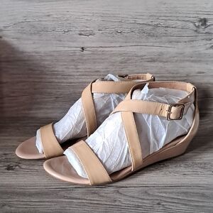 Sofft Patent Tan Wedge Sandals Sz 9